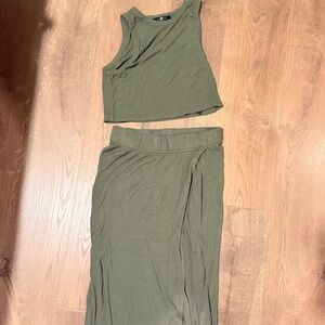Sm skirt/Med top Ribbed crop tank and skirt set green